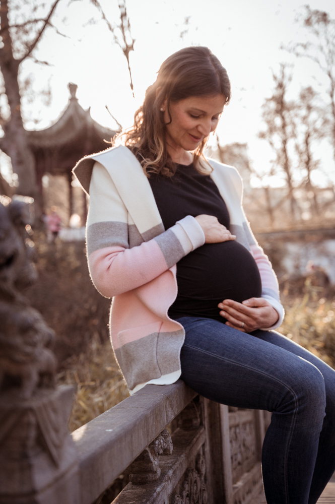 Babybauch im goldenen Gegenlicht – MALEA Fotografie Darmstadt