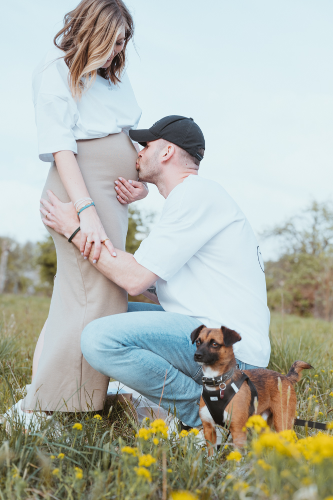 Partner küsst zärtlich den Babybauch in der goldenen Stunde – MALEA Fotografie Darmstadt