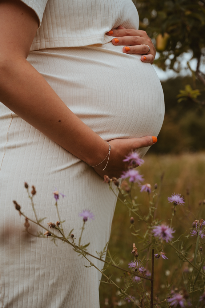 Babybauch Nahaufnahme im Sommerkleid – MALEA Fotografie Darmstadt