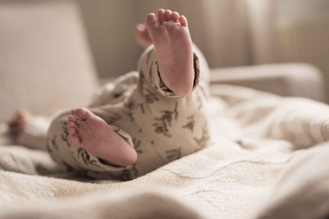 Babyfüße ganz nah eingepackt – MALEA Fotografie Newborn Darmstadt