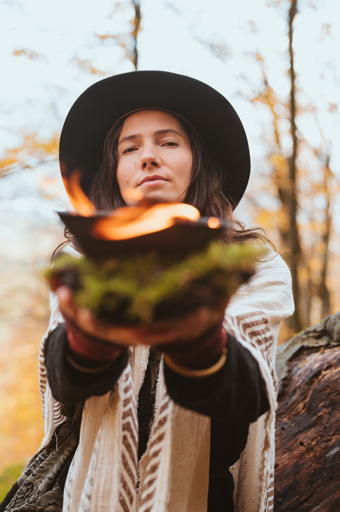 Business Portrait – Frau mit Feuer im Herbstwald, MALEA Fotografie Darmstadt