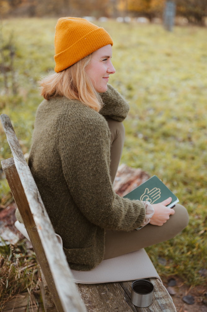 Business Shooting – Frau liest entspannt auf Bank im Herbst, MALEA Fotografie Darmstadt