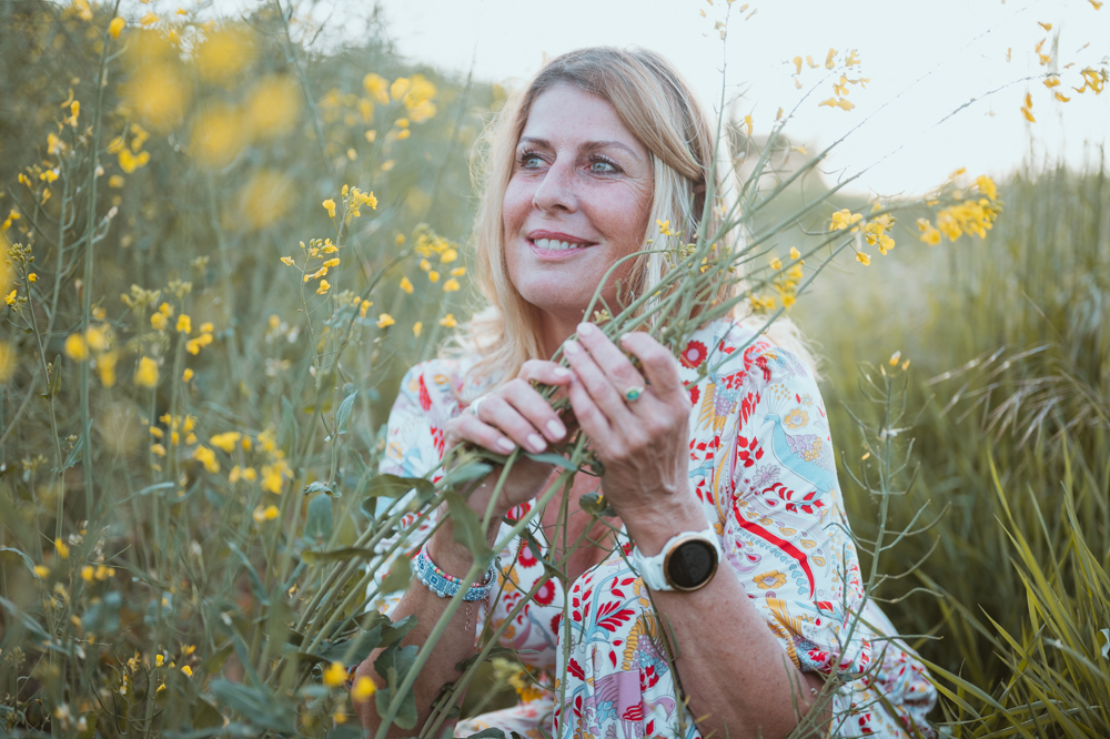 Business Portrait – Frau hält Wildblumen in den Händen, MALEA Fotografie Darmstadt