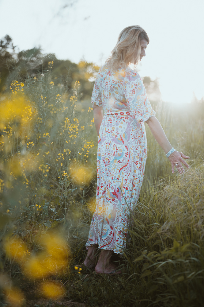 Business Shooting – Frau geht durch Blumenfeld in der Abendsonne, MALEA Fotografie Darmstadt