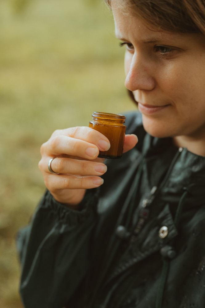 Business Portrait – Frau riecht an Naturkosmetik-Fläschchen, MALEA Fotografie Darmstadt