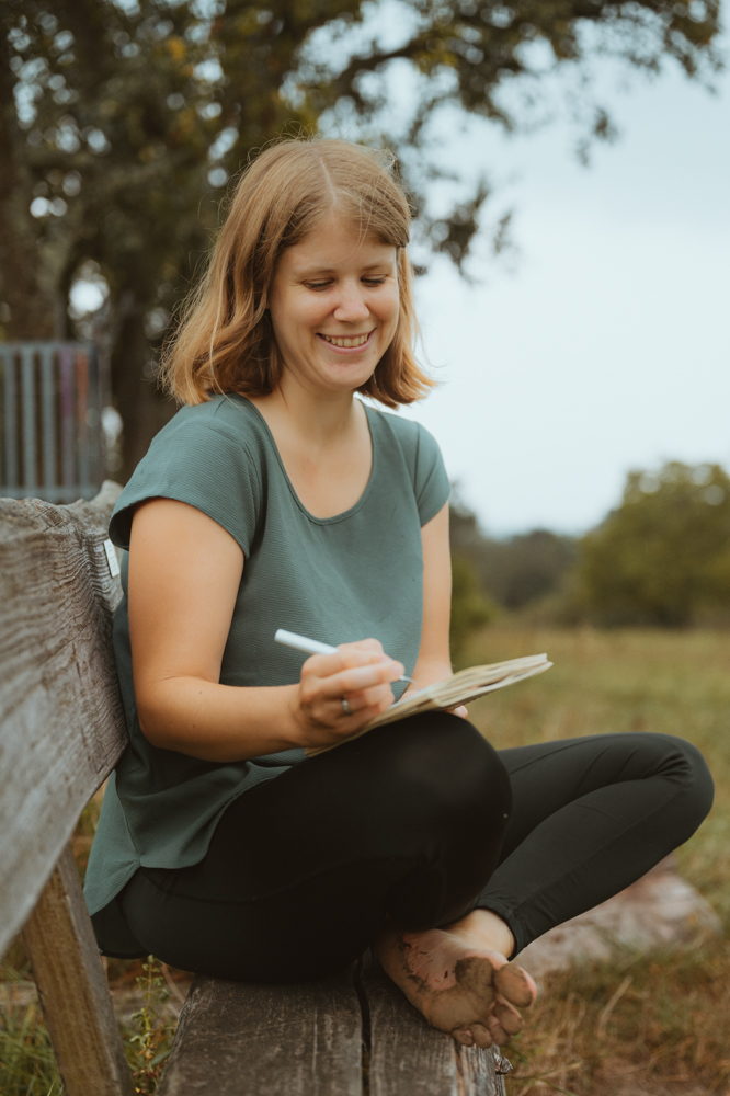 Business Shooting – Frau schreibt lächelnd im Notizbuch, MALEA Fotografie Darmstadt