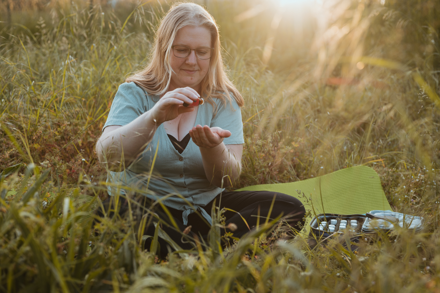 Business Portrait – Frau lässt Pflanzenöl in die Hand tropfen, MALEA Fotografie Darmstadt