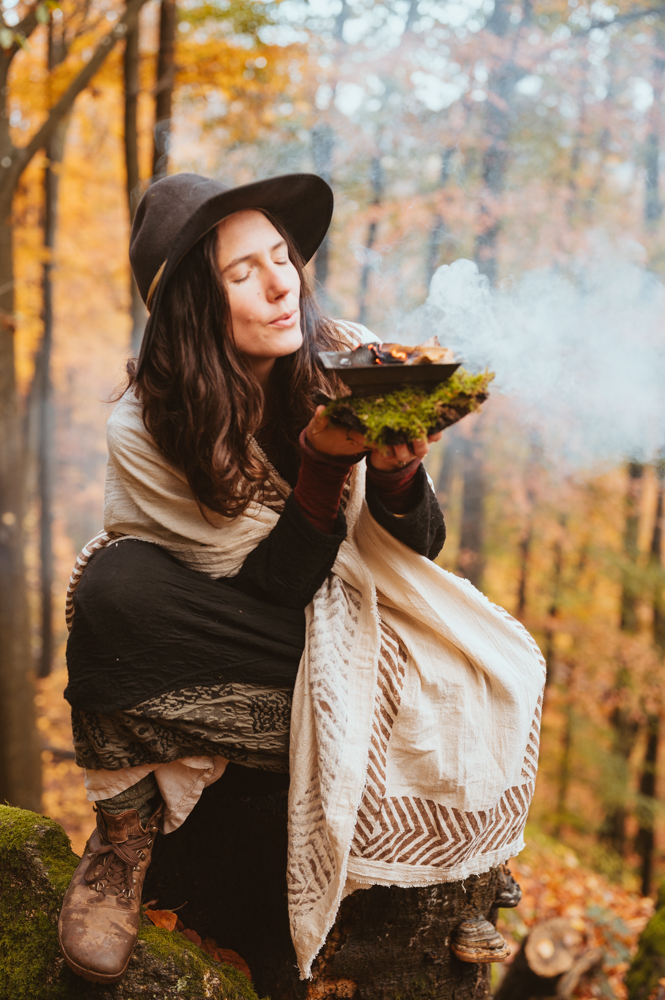 Business Shooting – Frau räuchert mit Hut im Wald, MALEA Fotografie Darmstadt