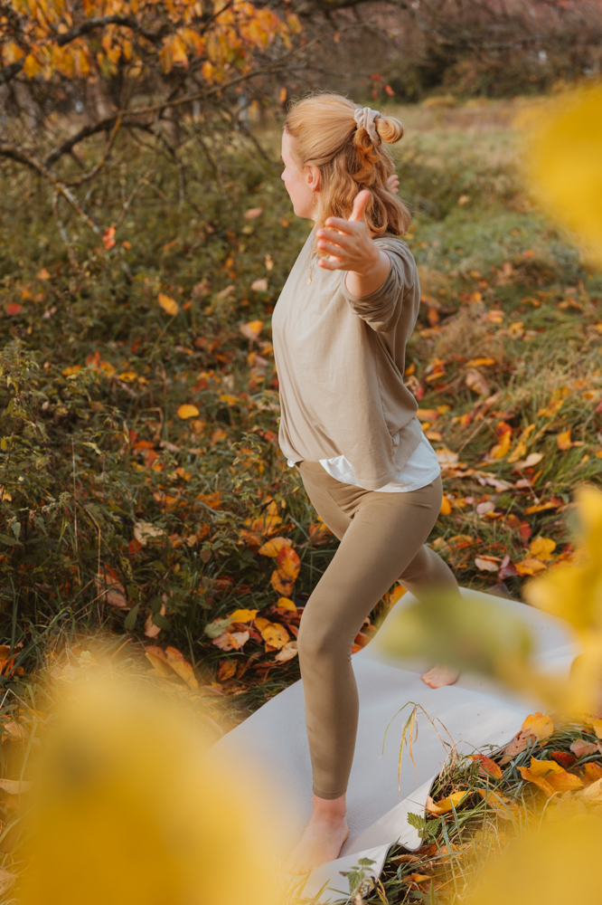 Business Shooting – Frau in Yoga-Ausfallschritt im Herbstlaub, MALEA Fotografie Darmstadt