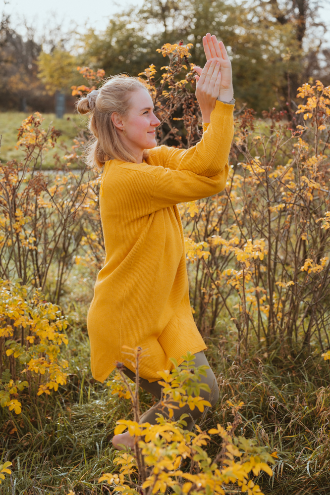 Business Portrait – Frau in Yoga-Gebetshaltung im Herbstlicht, MALEA Fotografie Darmstadt