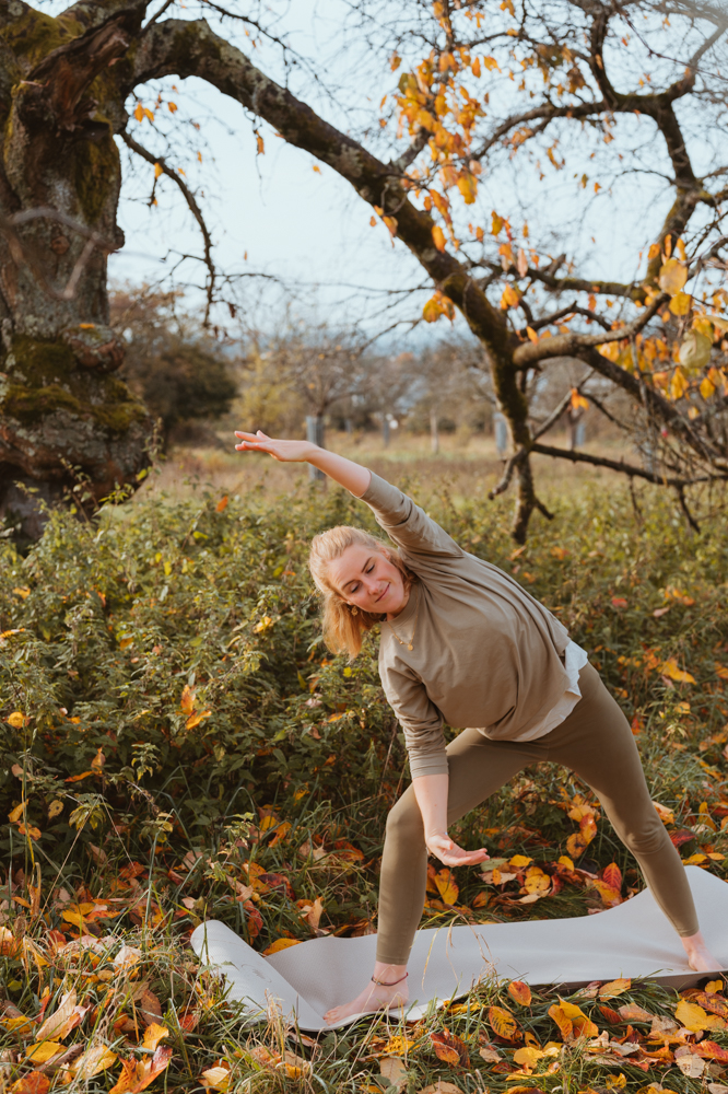 Business Portrait – Frau in Yoga-Seitdehnung im Herbstlaub, MALEA Fotografie Darmstadt