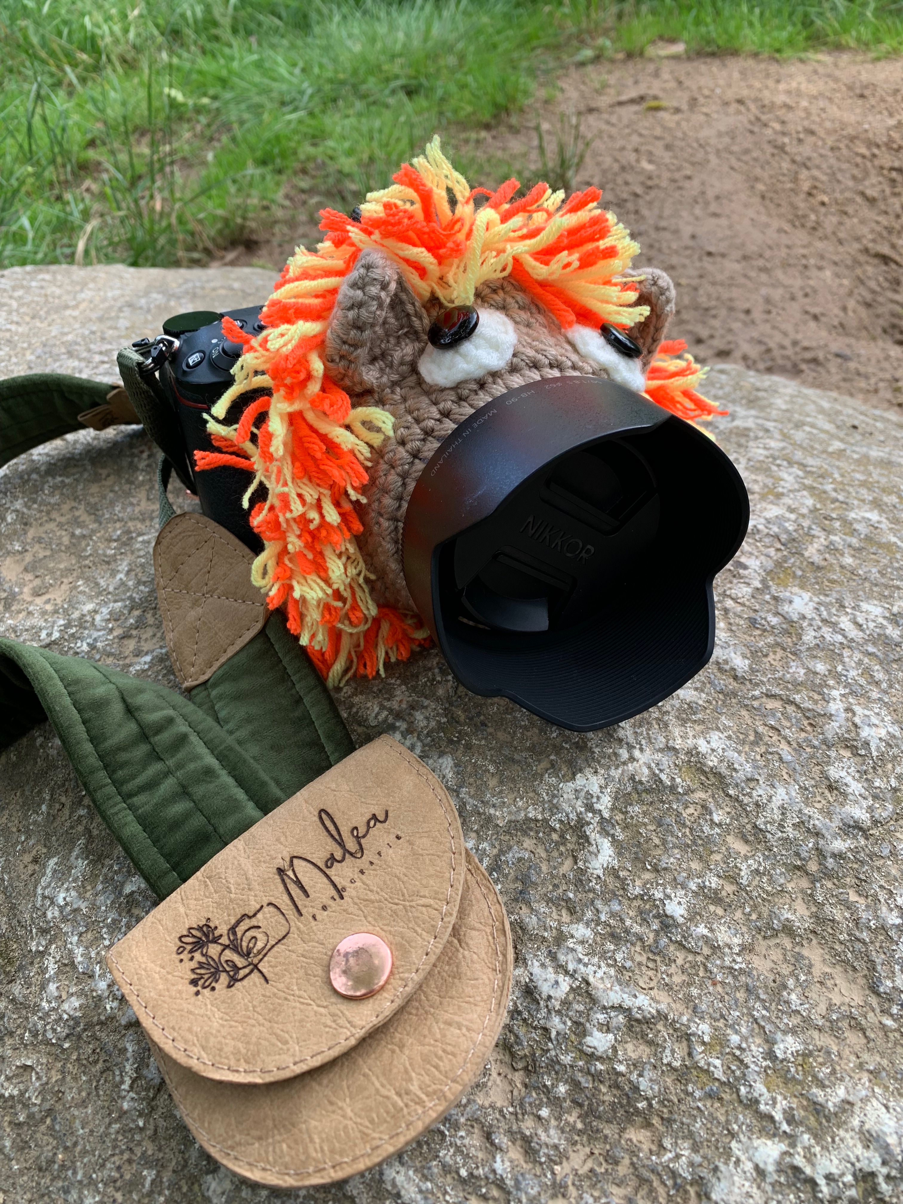Leo Leopold Kamera mit MALEA Fotografie Logo auf dem Gurt