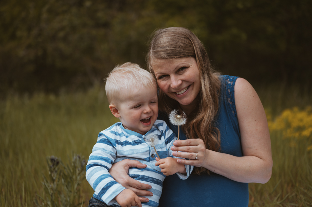 Mama und Kleinkind auf der Wiese – MALEA Fotografie Darmstadt