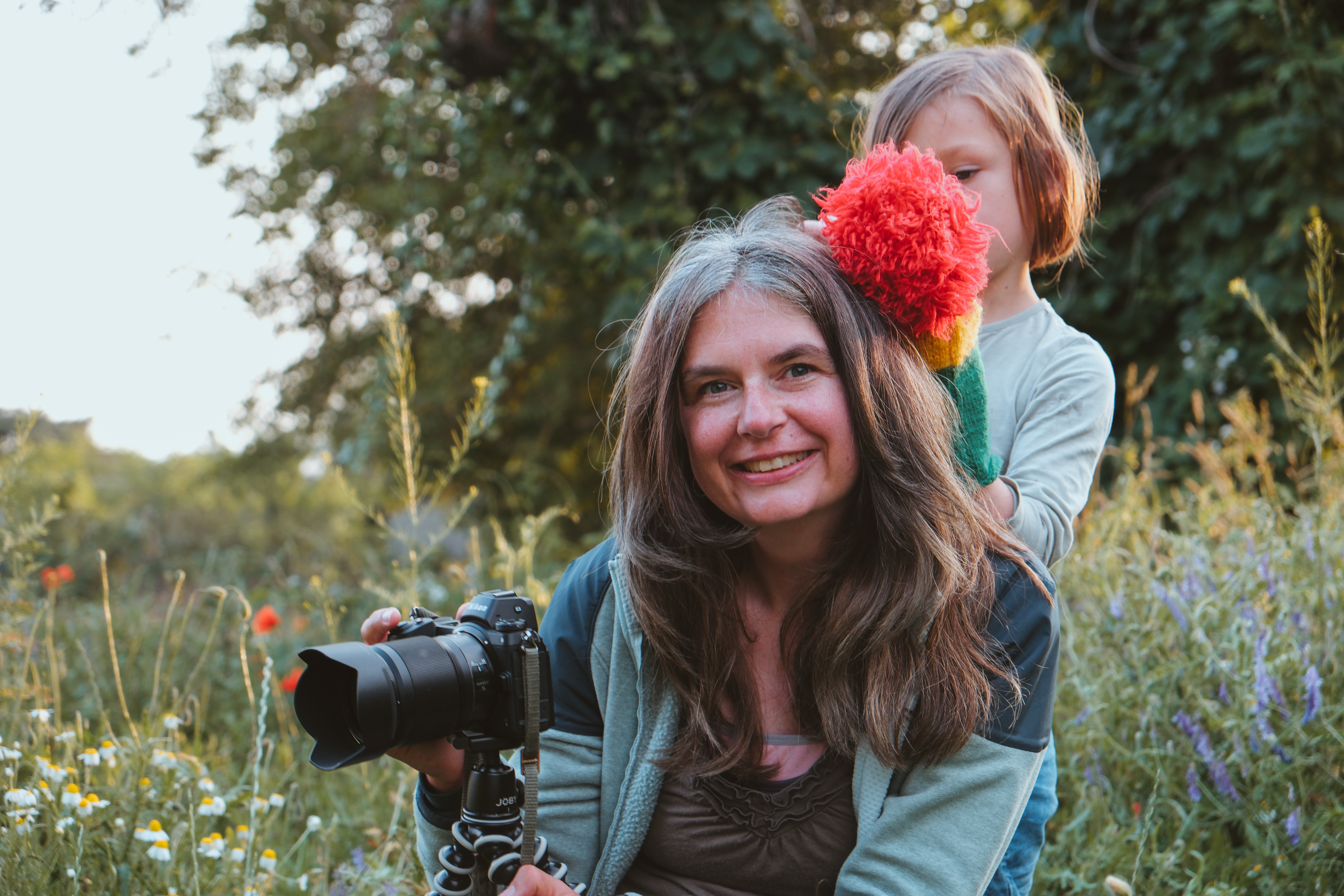 Mareen Zimmermann fotografiert mit Kind im Wildblumenfeld – MALEA Fotografie Familienfotografin Darmstadt