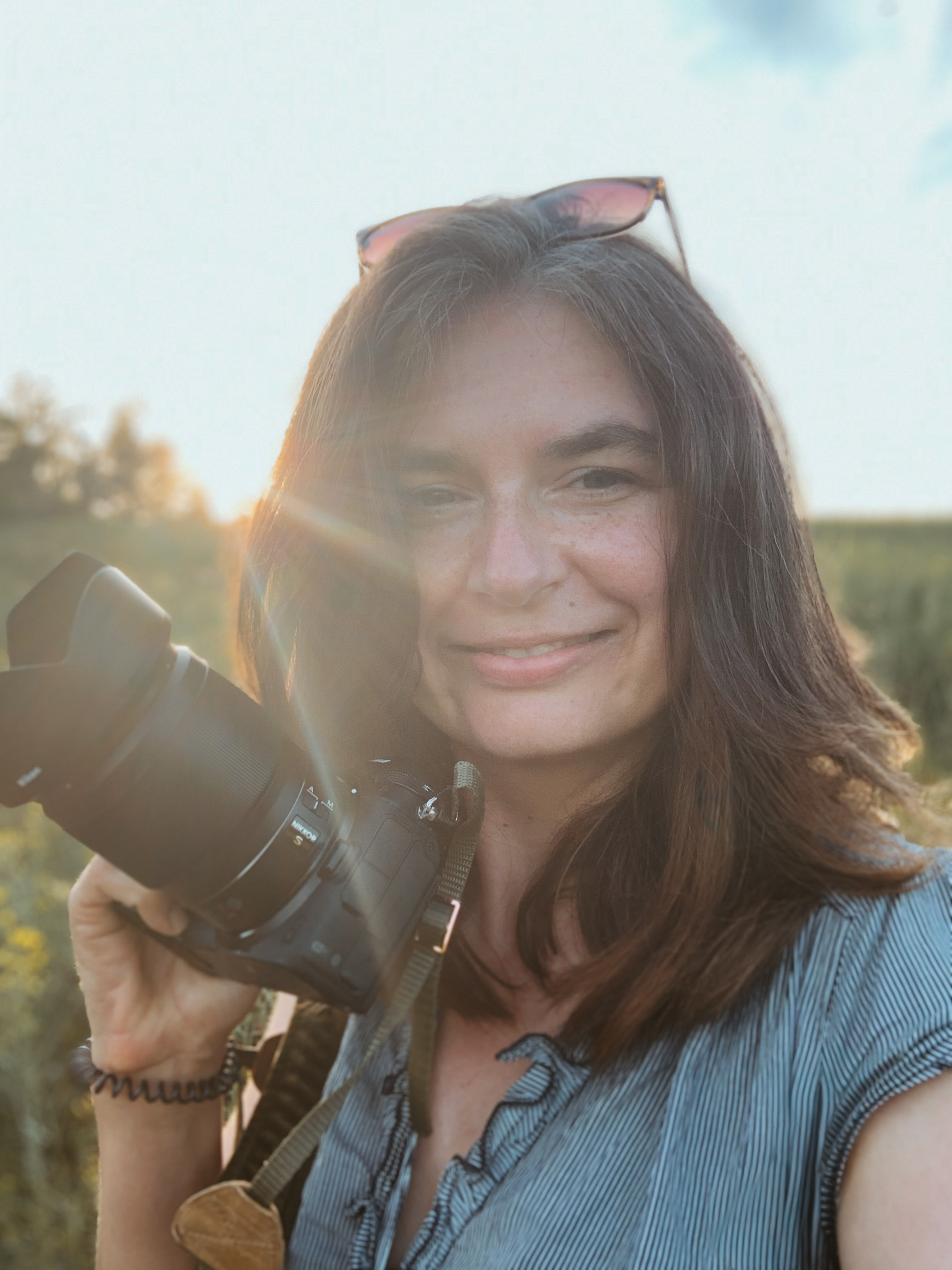 Mareen Zimmermann, Fotografin aus Darmstadt, mit Kamera im goldenen Gegenlicht