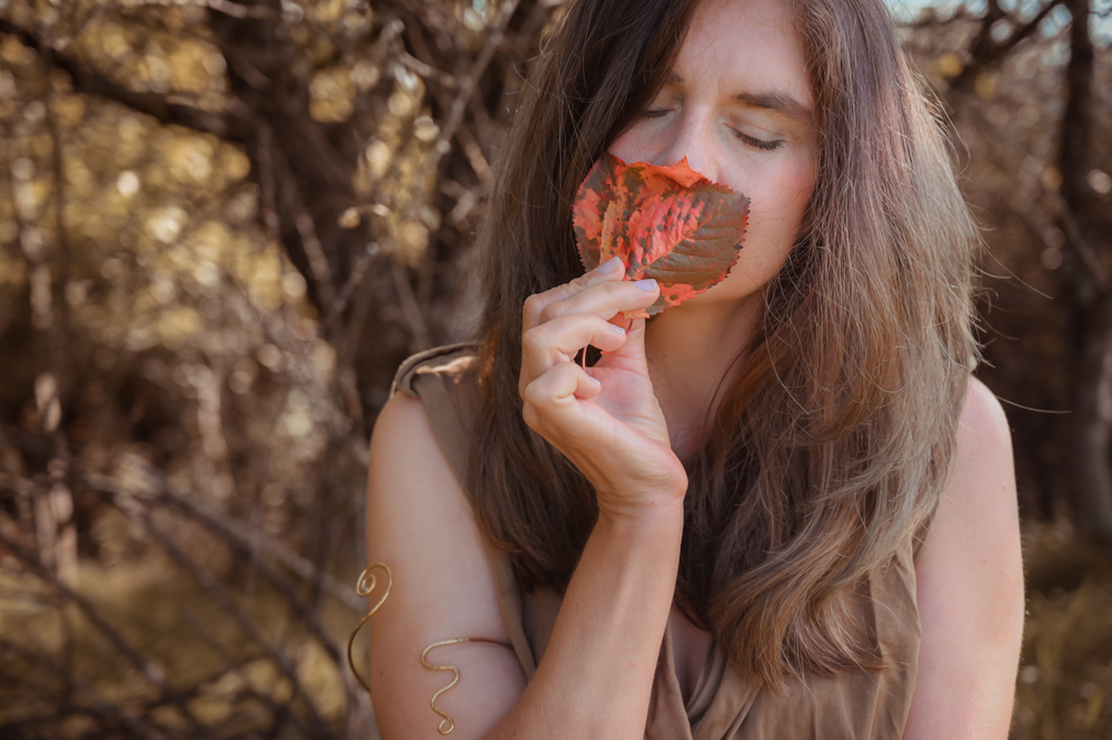 Mareen Zimmermann – Selbstportrait an ihrem Geburtstag im Herbst, hält ein rotes Blatt vor das Gesicht, Häutung und Wandel