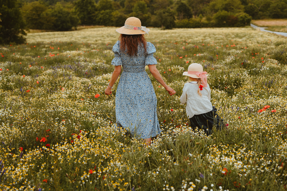 Mutter und Tochter spazieren durch das Mohnblumenfeld – MALEA Fotografie Darmstadt