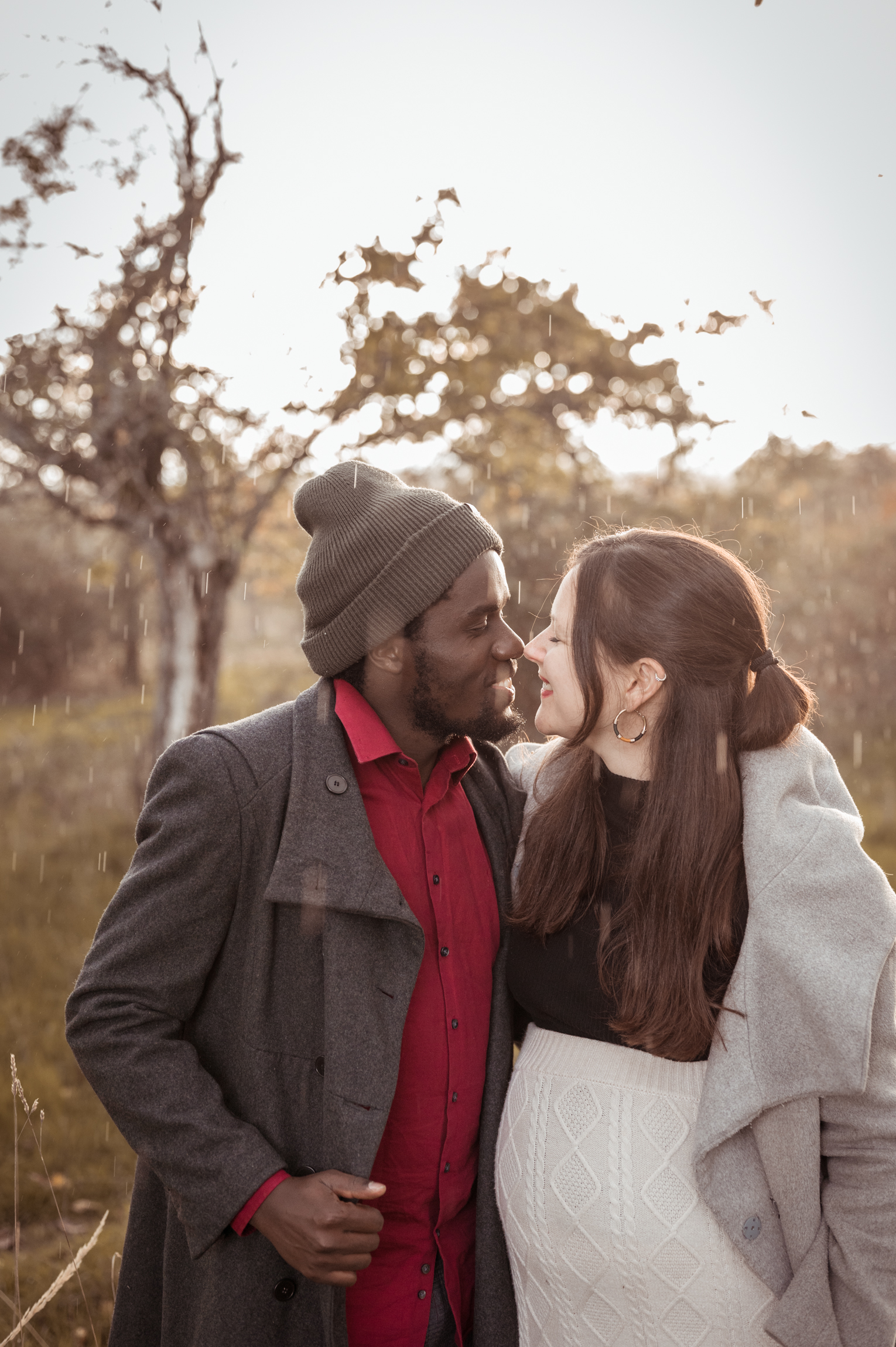 Zärtlicher Kuss im Herbstregen – MALEA Fotografie Paarfotografie Darmstadt