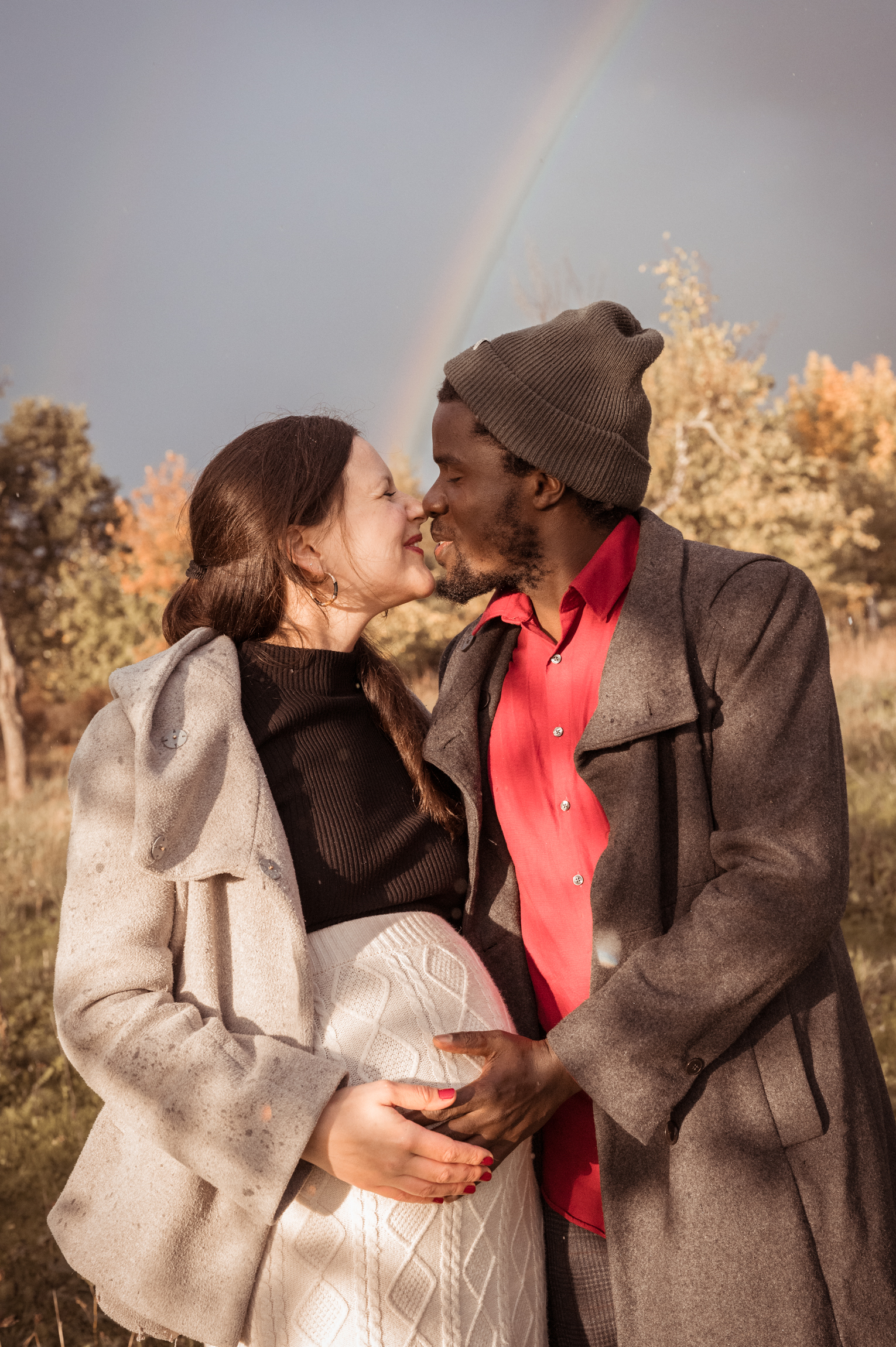 Verliebtes Paar küsst sich unter dem Regenbogen – MALEA Fotografie Darmstadt
