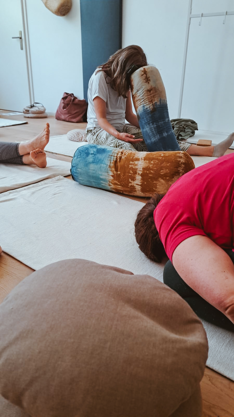Yin Yoga Gruppe in Entspannungshaltung mit Bolster – Ausbildung Mareen Zimmermann, MALEA Fotografie Darmstadt